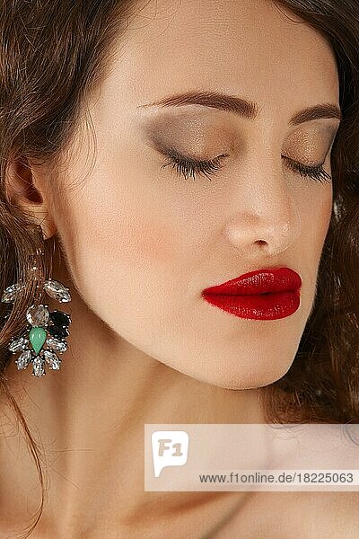 Close up Porträt der schönen jungen Frau mit geschlossenen Augen und roten Lippen. Schönheit Porträt  frische Haut. Natürliches Make-up