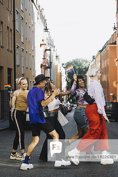 Glückliche junge LGBTQIA-Freunde  die sich auf der Straße vergnügen
