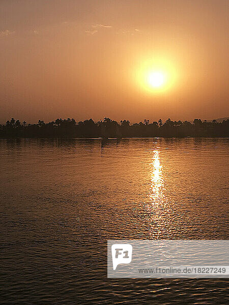 Egypt  Luxor  Setting sun reflecting in River Nile