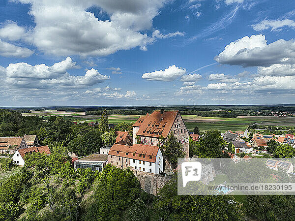 Deutschland  Bayern  Spalt  Luftaufnahme von Wolken über der Burg Wernfels