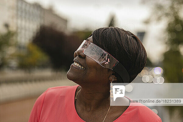 Nachdenkliche ältere Frau mit intelligenter Brille