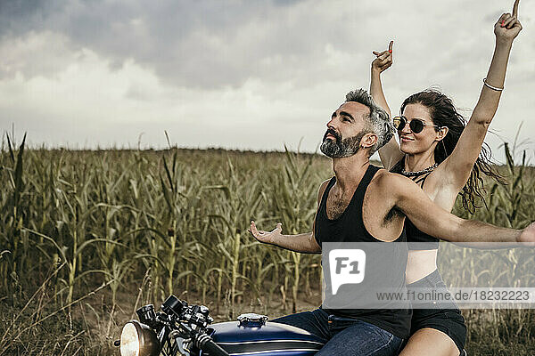 Sorgloser reifer Mann und Frau  die Motorrad fahren