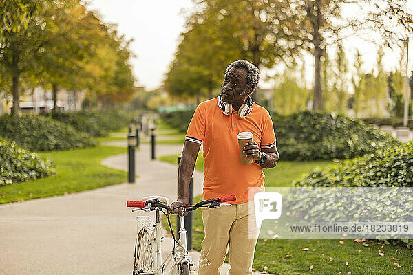 Älterer Mann fährt Fahrrad im Park