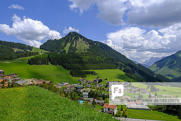 Österreich  Tirol  Berwang  Blick auf Bergdorf im Sommer