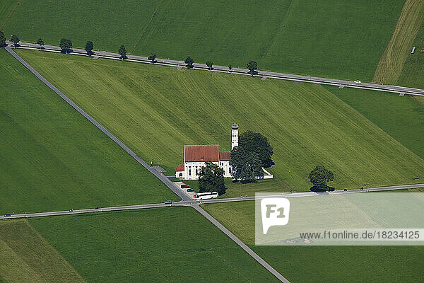 Wallfahrtskirche St. Coloman inmitten einer grünen Wiese