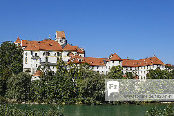 Deutschland  Bayern  Füssen  Schloss Füssen und Kloster St. Mang mit Lechufer im Vordergrund