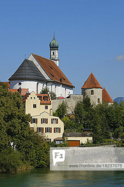 Deutschland  Bayern  Füssen  St. Stephan-Kirche am Ufer des Lech