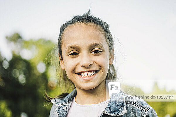 Porträt eines glücklichen Mädchens mit strahlendem Lächeln