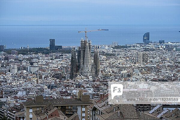 Luftaufnahme der Basilika Sagrada Familia und der Stadt Barcelona