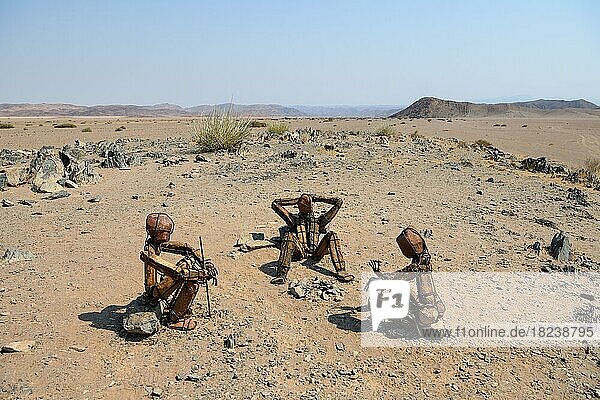 Drei Steinmänner des Künstlers RENN an einer Feuerstelle  Lone Men  nahe dem Hoarusib-Flusstal  Kaokoland  Region Kunene  Namibia  Afrika