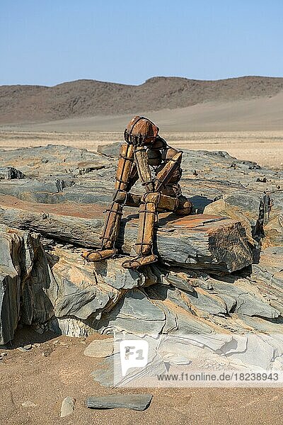 Nachdenkender Steinmann des Künstlers RENN  Lone Men  bei Orupembe  Kaokoland  Region Kunene  Namibia  Afrika