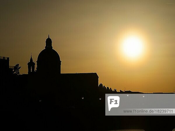Die Silhouette der Basilica di Santa Maria del Carmine im Gegenlicht bei Sonnenuntergang  Florenz  Toskana  Italien  Europa