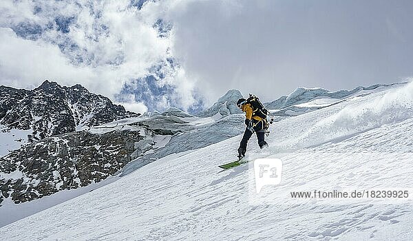 Ski tourers on the descent at Alpeiner Ferner  mountains in winter  eustift im Stubai Valley  Tyrol  Austria  Europe