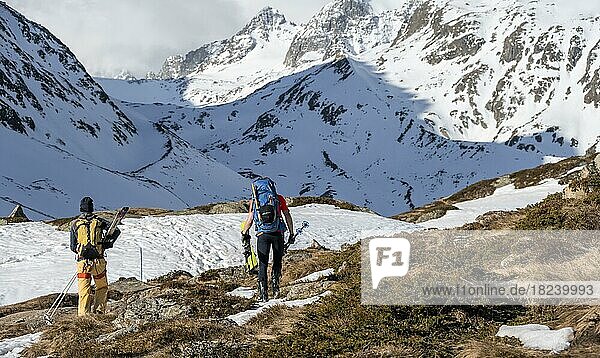 Skitourengeher im Winter in den Bergen  tragen der Skier  Oberbergtal  Neustift im Stubaital  Tirol  Österreich  Europa