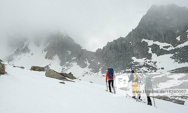 Ski tourers in winter  fog in the mountains  Oberbergtal  Neustift im Stubai Valley  Tyrol  Austria  Europe