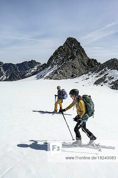 Skitourengeher am Aufstieg  Berge im Winter mit Schnee  Stubaier Alpen  Tirol  Österreich  Europa