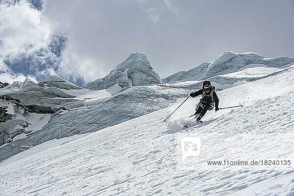 Ski tourers on the descent at Alpeiner Ferner  mountains in winter  eustift im Stubai Valley  Tyrol  Austria  Europe