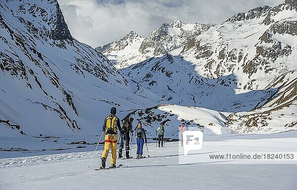 Skitourengeher im Winter in den Bergen  Neustift im Stubaital  Tirol  Österreich  Europa