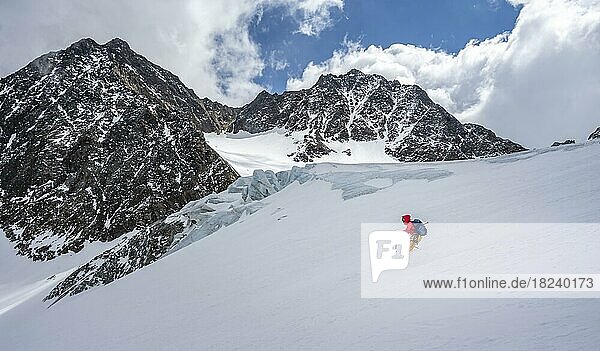 Skitourengeher bei der Abfahrt am Alpeiner Ferner  Berge im Winter  eustift im Stubaital  Tirol  Österreich  Europa