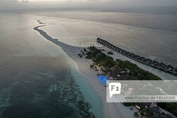 Luftaufnahme  Asien  Indischer Ozean  Malediven  Lhaviyani Atoll  Kuredu  mit Stränden und Wasserbungalows  Asien