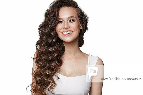 Schönes junges Mädchen in weißem Kleid mit natürlichem Make-up  Haarlocken und Lächeln. Schönheit Gesicht
