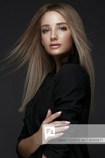 Schöne Frau mit Abend-Make-up und langen glatten Haaren  Smokey Eyes. Mode-Foto. Bild im Studio auf einem schwarzen Hintergrund genommen