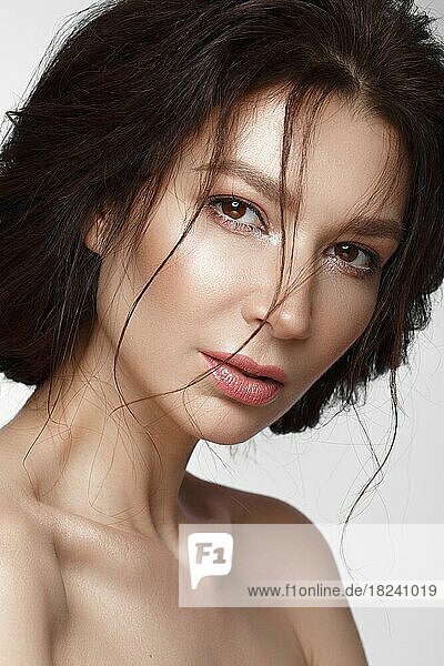 Schöne Frau mit leichtem Natur-Make-up und perfekter Haut  Beauty Face. Bild im Studio auf einem weißen Hintergrund aufgenommen