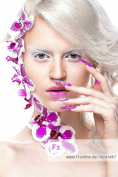 Schönes Mädchen mit Kunst Make-up  Blumen  Locken und lange Nägel. Maniküre Design. Die Schönheit des Gesichts. Fotos im Studio aufgenommen