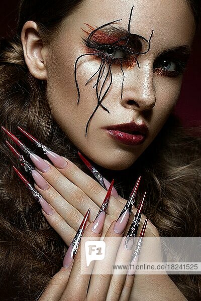 Porträt der Frau in das Bild der Spinne mit kreativen Kunst Make-up und lange Nägel. Maniküre Design  Schönheit Gesicht. Fotos im Studio geschossen