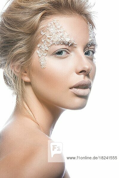 Schöne blonde Frau Modell mit hellen Make-up sanft kreative Kunst. Schönheit Gesicht. Bild im Studio auf einem weißen Hintergrund genommen