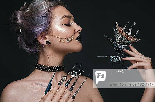 Schönes Mädchen mit Kunst Make-up in Piraten-Stil  kreative lange Nägel. Design Maniküre. Schönheit Gesicht. Bild im Studio aufgenommen