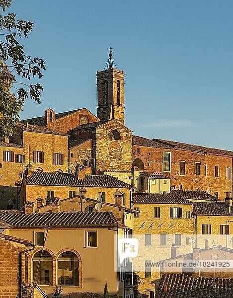 Kirchturm des Convento di San Francesco und Stadthäuser im frühen Morgenlicht  Montepulciano  Toskana  Italien  Europa
