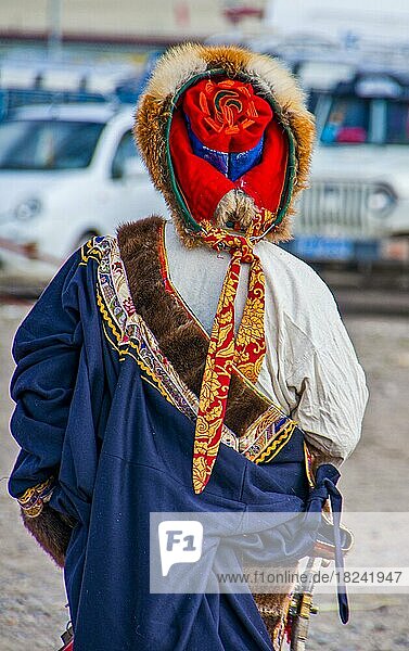 Traditionell gekleideter Mann auf dem Fest der Stämme in Gerze  Westtibet