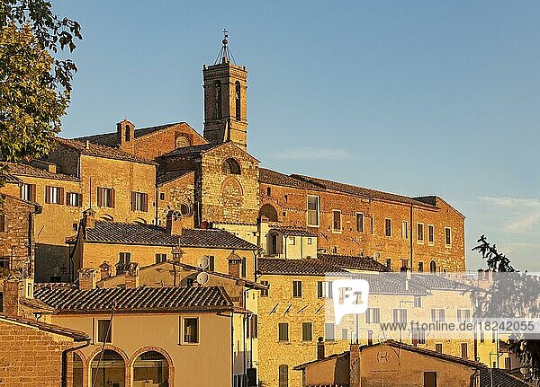 Kirchturm des Convento di San Francesco und Stadthäuser im frühen Morgenlicht  Montepulciano  Toskana  Italien  Europa