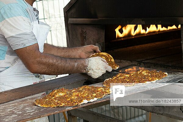 Lahmacun  türkischer Pizzapfannkuchen mit pikanter Fleischfüllung