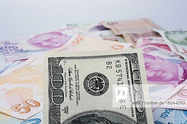 Amerikanische Dollar-Banknoten und Türkische Lira-Banknoten Seite an Seite auf weißem Hintergrund
