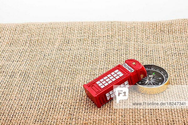 Kompass und rote Farbe Telefonzelle auf Leinwand Hintergrund