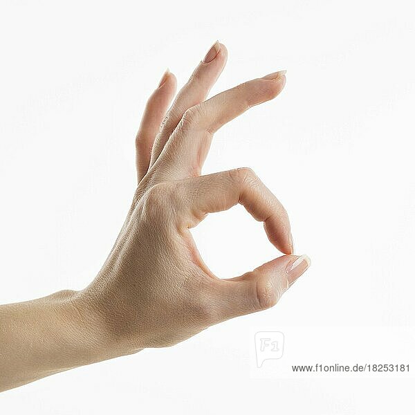 Hand zeigt ok-Zeichen (1)