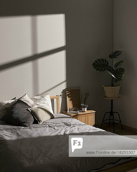 Minimalistisches Bett mit Innenanlage  Auflösung und hohe Qualität schönes Foto