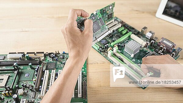 Männliche Hardware-Ingenieur Einfügen Leiterplatte Speicherplatz  Auflösung und hohe Qualität schönes Foto