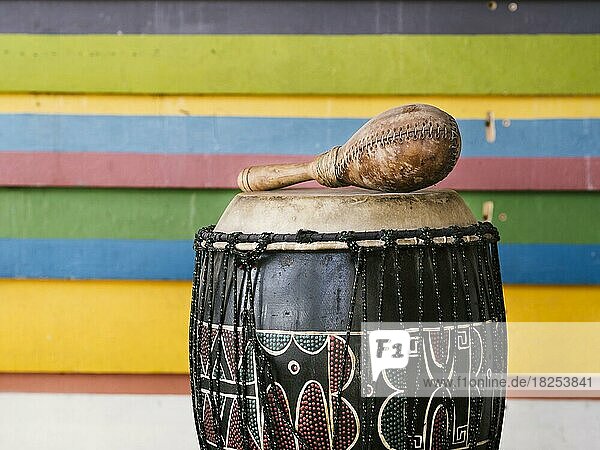 Percussion-Instrumente neben bunten Streifen Wand mit Kopie Raum  Auflösung und hohe Qualität schönes Foto