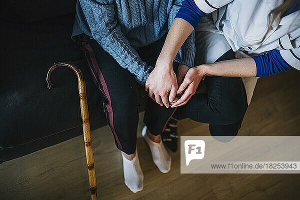 Altersheim Konzept mit Krankenschwester Frau hält Hände. Auflösung und hohe Qualität schönes Foto