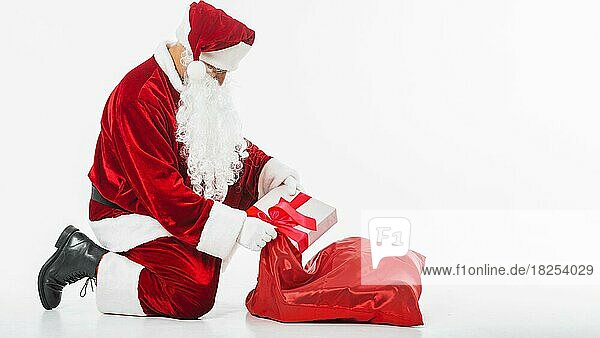 Weihnachtsmann  der den Sack mit Geschenken packt. Auflösung und hohe Qualität schönes Foto