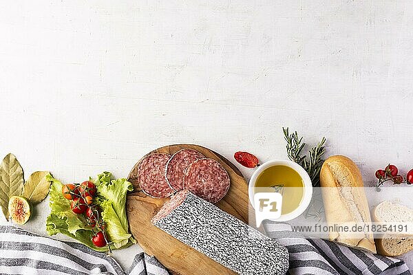 Draufsicht köstliche Salami Konzept. Auflösung und hohe Qualität schönes Foto