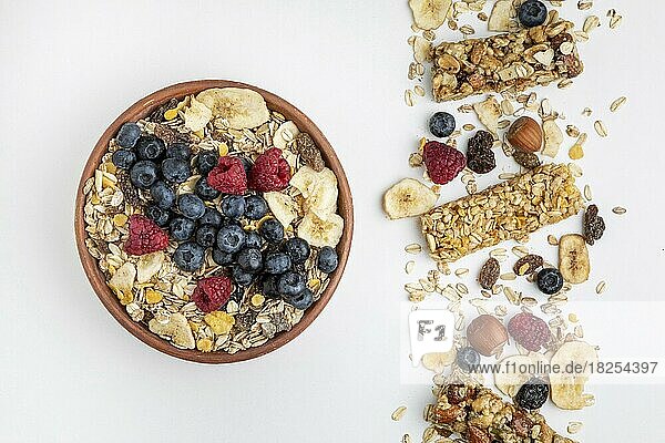 Draufsicht Frühstück Müsliriegel mit Früchten Schüssel. Auflösung und hohe Qualität schönes Foto