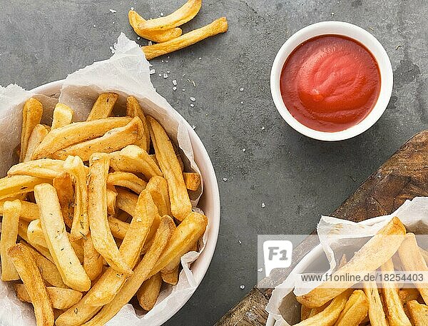 Draufsicht Pommes Frites Schüssel mit Ketchup-Sauce. Auflösung und hohe Qualität schönes Foto