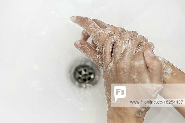 Draufsicht Person wäscht Hände mit Seife. Auflösung und hohe Qualität schönes Foto