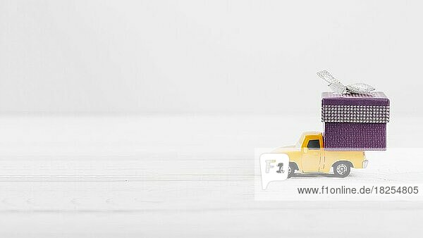 Spielzeugauto mit Geschenk Kofferraum. Auflösung und hohe Qualität schönes Foto
