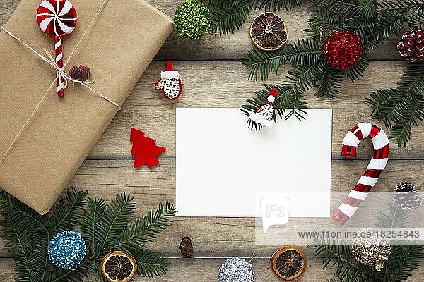 Eingepacktes Geschenk neben Karte mock up. Auflösung und hohe Qualität schönes Foto
