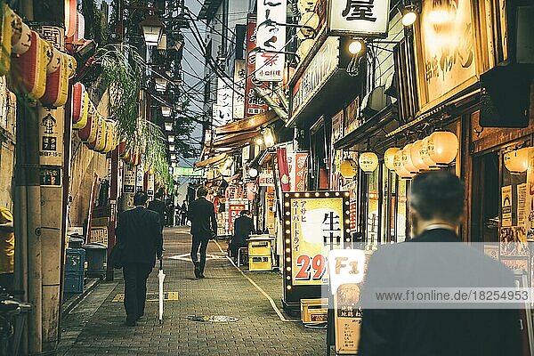 Ansicht Straße Stadt Nacht mit Menschen Lichter. Auflösung und hohe Qualität schönes Foto